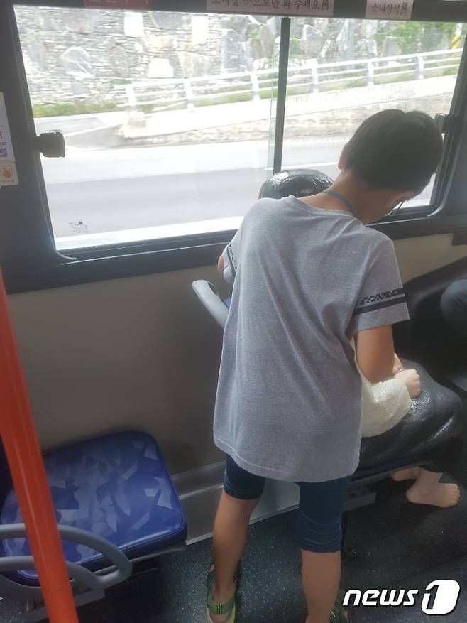 14일 오전 11시쯤 151번 소녀상 버스에 탑승한 최진욱씨의 아들이 아버지에게 설명을 들으며 소녀상의 어깨에 손을 올리고 있다. © News1