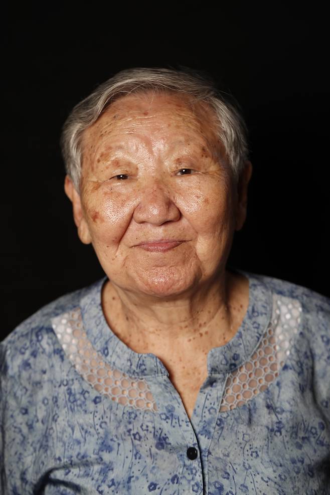 길원옥 할머니는 1928년 평안북도 희천군에서 태어나 평양에서 자랐다. 1940년 중국 헤이룽장성의 위안소로 끌려가 만주, 베이징에서 고초를 겪고 해방 뒤 귀국했다. ‘위안부’ 피해자들의 진실을 알리기 위해 적극적으로 활동한 길 할머니는 지난 5월 이화여자대학교 신학대학으로부터 ‘제1회 이화기독여성평화상’을 수상하며 받은 상금을 씨앗기금으로 활용해 올해 ‘길원옥 여성평화상’을 제정하기도 했다.