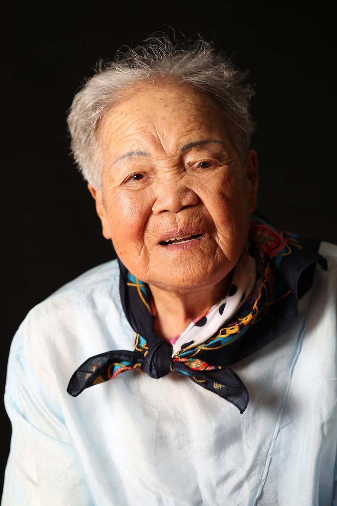 충남 보은의 이옥선 할머니는 1930년 경상북도 대구에서 태어나 1942년 만주 혜성으로 연행돼 ‘위안부’ 피해를 겪었다. 해방 2년 뒤 귀국했으나 고향에 정착하지 못하고 속리산 법주사 근처로 삶터를 옮겼다. 장구 솜씨가 일품이며, 지금까지도 요리와 바느질을 손수 하신다.