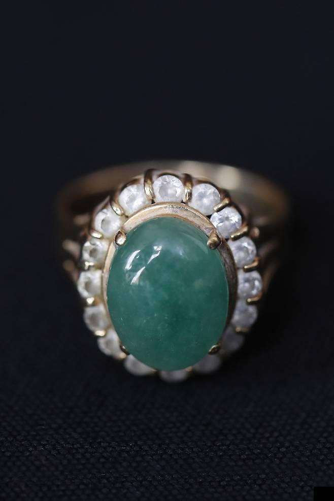 1928년에 태어난 김아무개 할머니는 15살 되던 해 ‘처녀 공출’을 피해 대구의 친척집으로 피신했다. 그러나 그곳에서 시장에 가다가 낯선 사람에게 끌려 대구역에서 기차에 태워진 뒤 중국 하얼빈에 도착했다. 할머니는 그곳엔 전부 경상도 여자들이 있었다고 증언했다. ‘위안부’ 생활을 강요받다가 1945년 가을, 해방된 사실도 모르고 있다가 어느날 주인이 모두 나가라고 해 귀국길에 올랐다. 고향에 돌아와 소식을 전혀 모른 채 기다리고 있던 어머니를 만났다. 나이에 비해 건강해 매일 경로당에 나가 마을 친구들과 어울리며 소박한 노년을 보내고 있다. 자녀들이 해준 이 반지는 할머니의 손에 늘 머무는 애장품이다.