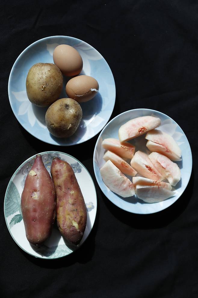 1932년에 태어난 김아무개 할머니는 최연소 생존자다. 소학교(초등학교) 4학년 때인 1943년에 일본인 담임교사가 근로정신대에 갔다 오면 여중에 입학시켜 준다고 속여 성적 우수자 5명과 함께 일본인 남자 2명에게 연행되었다. 비행기 부품 제조공장에서 일하다 이후 ‘위안부’ 생활을 하게 되었고, 1945년 초겨울 부산으로 배를 타고 귀국했다.