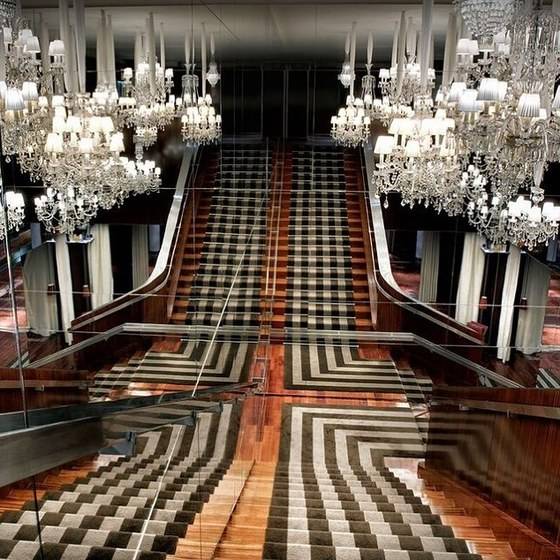 로얄 몽소에 들어서면 보이는 로비 계단 쪽의 샹들리에. 개보수를 하면서 1930년대 샹들리에를 모두 모아 로비 천장에 매달아 두었다. [사진 로얄 몽소 인스타그램]