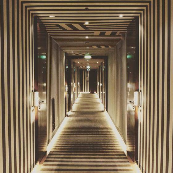 객실로 향하는 복도. 스트라이프 문양이 벽과 바닥을 감싸고 있다. 유지연 기자.