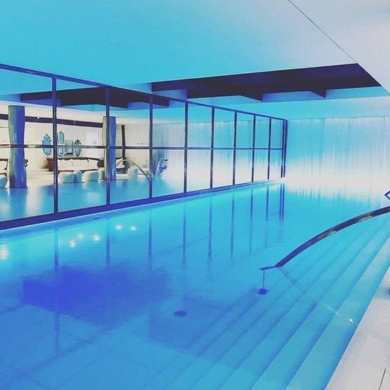 멋진 디자인의 실내 수영장. 역시 온통 거울과 차가운 대리석 등으로 모던하게 꾸몄다. [사진 로얄 몽소 인스타그램]