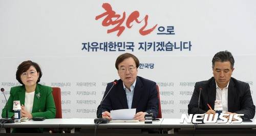 【서울=뉴시스】홍효식 기자 = 자유한국당 강효상(가운데) 방송장악저지투쟁 위원장이 14일 오전 서울 여의도 국회에서 열린 제7차 방송장악저지투쟁위 회의에 참석해 이효성 방송통신위원장 비판 관련 모두발언을 하고 있다. 2017.08.14. yesphoto@newsis.com