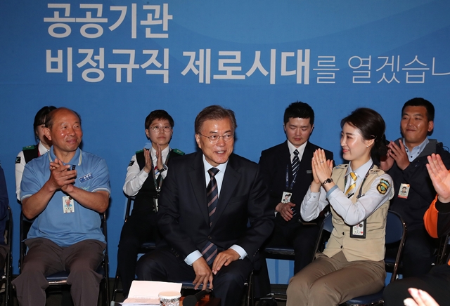 문재인 대통령이 5월12일 인천공항공사에서 비정규직 노조를 방문해 인사를 나누고 있다. 청와대사진기자단