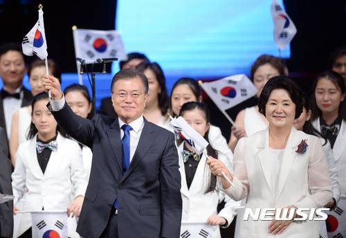 【서울=뉴시스】최동준 기자 = 문재인 대통령이 15일 서울 종로구 세종문화회관에서 열린 제72주년 광복절 경축식에서 김정숙 여사와 만세삼창을 한 뒤 태극기를 흔들고 있다. 2017.08.15. photocdj@newsis.com