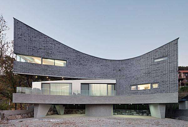 커빙하우스(2012년)는 두 종류의 쌓기 방식을 반복해 곡선 형태의 입면의 질감을 살렸다./사진= 남궁선 작가