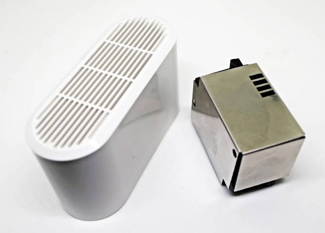 레브가 개발한 스마트폰용 미세먼지 측정기와 센서.