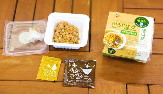 CJ 낫또 역시 케이스 모양이나 크기, 소스구성이 풀무원과똑같다.