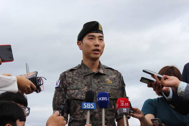 강원도 부대앞에서 팬들에게 전역 신고 하는 배상문.