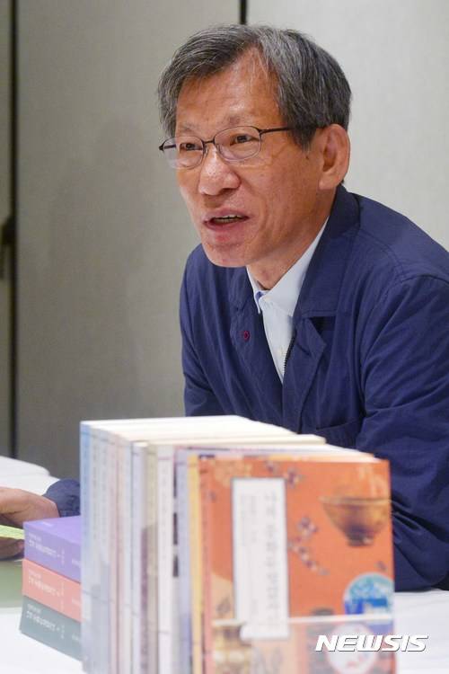 【서울=뉴시스】고승민 기자 = 유홍준 전 문화재청장이 16일 오전 서울 종로구의 한 식당에서 '나의 문화유산답사기 서울편' 출간 기자간담회를 하고 있다. 2017.08.16. kkssmm99@newsis.com