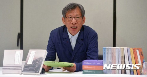 【서울=뉴시스】고승민 기자 = 유홍준 전 문화재청장이 16일 오전 서울 종로구의 한 식당에서 '나의 문화유산답사기 서울편' 출간 기자간담회를 하고 있다. 2017.08.16. kkssmm99@newsis.com