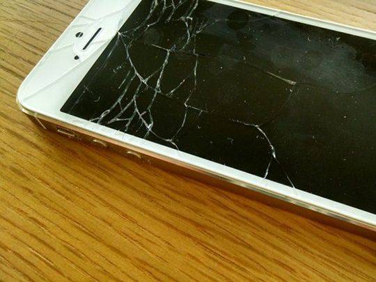 모토로라가 깨진 액정을 스스로 복구하는 스마트폰 글래스 특허를 출원했다. (사진=씨넷)