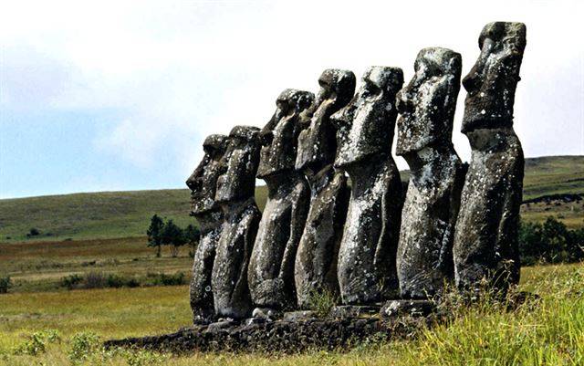 이스터 섬의 모아이 석상.