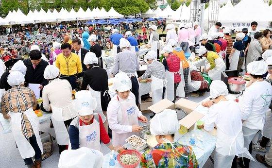 대전 칼국수축제에 참가해 요리 경연대회를 펼치고 있는 참가자들. [사진 대전 중구청]