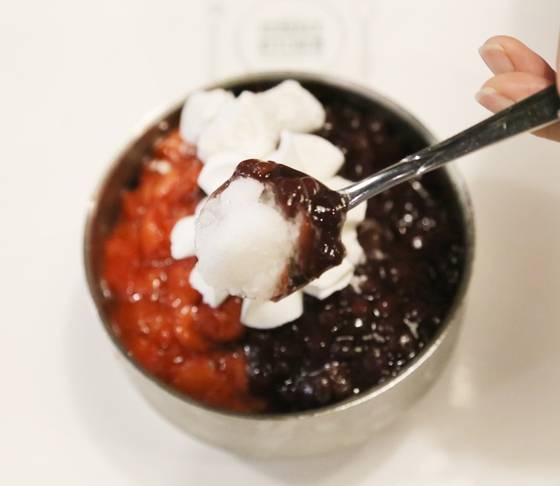 한여름에 하루 500그릇씩 팔리는 성심당 전설의 팥빙수. 추억을 자극하는 맛이다.