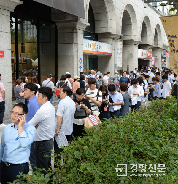 문재인 대통령 취임 100일인 17일 시민들이 문 대통령의 제19대 대통령 취임 기념 우표를 사기위해 서울 광화문 우체국 앞에 줄을 서서 기다리고 있다. /강윤중 기자