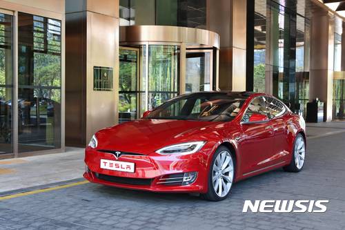 【서울=뉴시스】서울 강남구 삼성동 그랜드 인터컨티넨탈 서울 파르나스 로비 앞에 선 테슬라 모델S 90D. (사진=파르나스 호텔 제공)