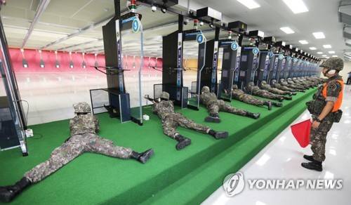 (괴산=연합뉴스) 윤우용 기자 = 육군 37사단 장병들이 17일 문을 연 충북 괴산군 청안 예비군훈련장 실내사격장에서 총을 쏘고 있다. 2017.8.17 ywy@yna.co.kr