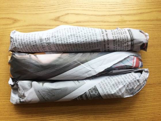 하나씩 신문지로 말아놓은 오이. '이렇게까지 해야 하나' 싶어도 냉장고에서 썩어 버린 지난간 오이들을 생각하고 다시 심기일전.