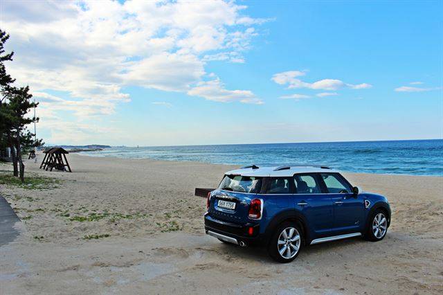 경포 해변의 깊은 푸름은 바라보는 것만으로 힐링이 된다. 차=미니 컨트리맨