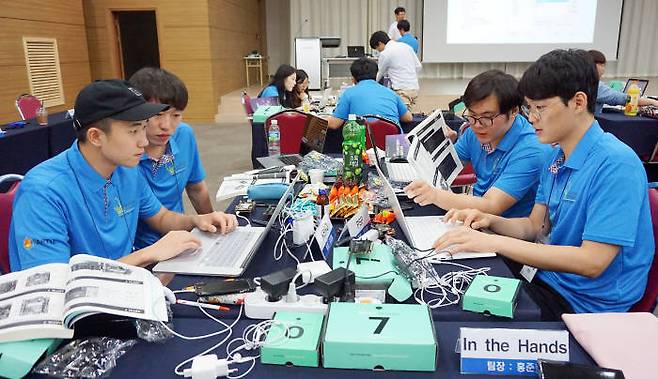 삼성전자 사물인터넷(IoT) 플랫폼 '아틱'이 가전제품에 탑재, 상용화 생태계를 조성한다. 50여개 대학과 스타트업이 'IoT 이노베이션 챌린지' 대회를 통해 중소가전업체 제품 개발에 협력한다. IoT 이노베이션 챌린지 참가팀이 아틱을 활용한 프로젝트를 수행하고 있다.