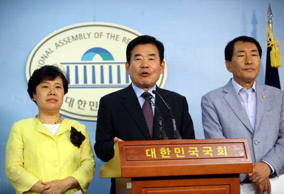 김진표, 종교인 과세 유예 관련 기자회견 - 김진표 더불어민주당 의원이 21일 오전 국회 정론관에서 종교인 과세 유예 관련 기자회견을 하고 있다. 2017.8.21 연합뉴스