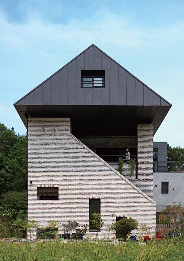 광주다락집(2015년)은 줄눈을 벽돌 밖으로 드러내 벽돌에 음영을 주기보다는 자체의 덩어리감을 강조했다.