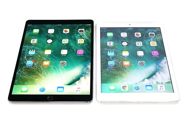 아이패드 프로 10.5(좌)와 아이패드 에어 2(우)와의 크기 비교.