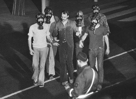 '스톡홀름증후군'의 유래가 된 스웨덴 은행강도 사건이 1973년 8월 23일 발생했다. 사진 중앙이 범인 잔 에릭 올손.