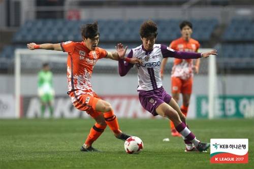 제주 이창민(왼쪽)은 K리그 클래식 27라운드 MVP로 선정됐다. 사진=한국프로축구연맹 제공