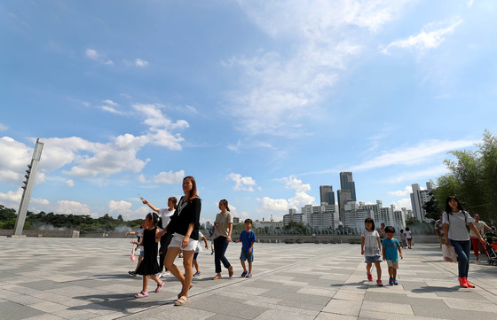 처서를 하루 앞둔 22일 오후 서울 용산구 국립중앙박물관을 찾은 시민들이 푸르고 청명한 가을하늘 아래서 즐거운시간을 보내고 있다./ 사진=뉴스1