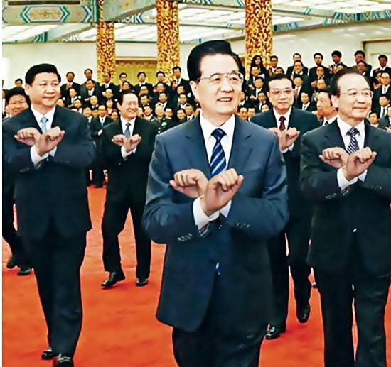 지난 2012년 중국 정부가 검열로 차단한 사진. 단체로 '강남스타일' 말춤을 추는 사진에 중국 수뇌부 인사들 얼굴을 합성해 넣었다./인터넷 캡쳐