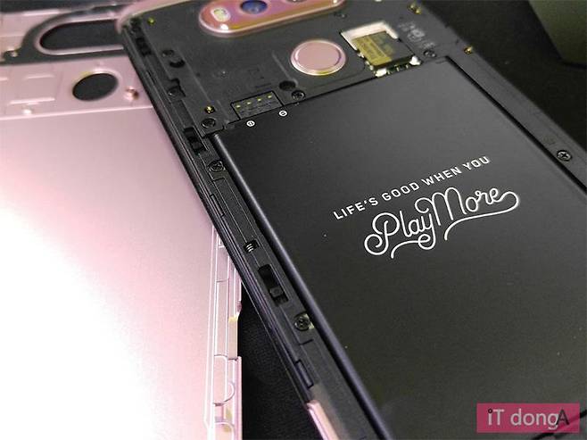 LG V20의 배터리 탈착 구조