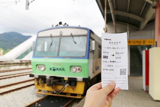 경원선 일부 구간을 달리는 통근열차. 단돈 1000원으로 동두천역에서 백마고지역까지 1시간 여 기차여행을 즐길 수 있다.