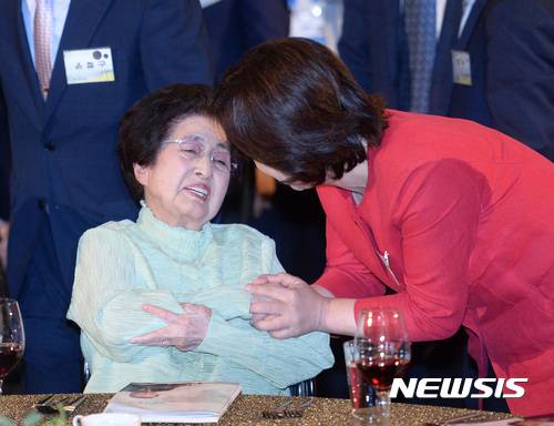 【서울=뉴시스】전진환 기자 = 15일 오후 6·15 남북정상회담 17주년 기념식이 열린 서울 여의도 63빌딩 컨벤션센터에서 고 김대중 대통령의 부인 이희호여사와 심상정 정의당 상임대표가 대화하고 있다. 2017.06.15. amin2@newsis.com