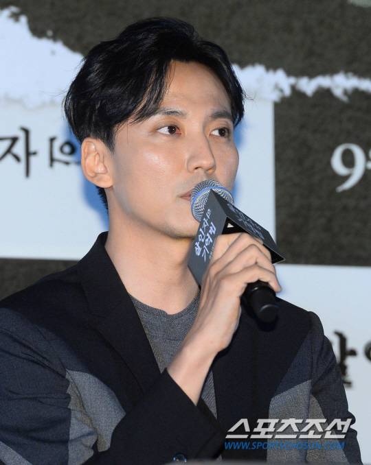 배우 김남길이 28일 동대문 메가박스에서 열린 영화 '살인자의 기억법' 제작발표회에서 참석하고 있다.   '살인자의 기억법' 은 알츠하이머에 걸린 은퇴한 연쇄살인범이 새로운 살인범의 등장으로 잊혀졌던 살인습관이 되살아나며 벌어지는 범죄 스릴러로 설경구와 김남길이 연기대결을 펼친다.  동대문=최문영 기자  deer@sportschosun.com /2017.08.28/