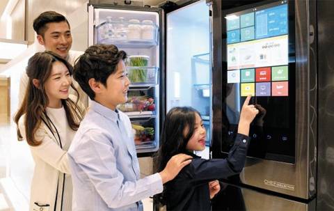 삼성전자의 대표적인 스마트 가전제품인 패밀리허브 냉장고. 삼성전자는 IFA 2017에서 패밀리허브를 중심으로 한 사물인터넷(IoT)과 인공지능(AI) 기반의 스마트홈 환경을 소개할 예정이다. /삼성전자