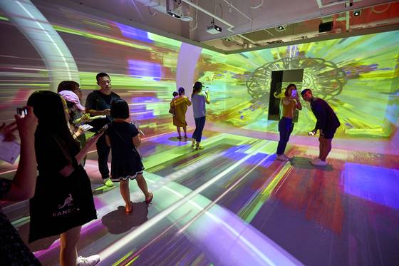 토끼굴을 즐기고 있는 관람객들.