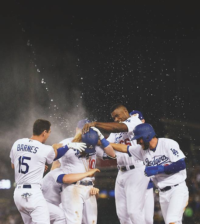 7월 27일 미네소타 트윈스와 경기에서 9회 말 저스틴 터너(가운데)가 끝내기 안타를 치자 승리를 자축하는 LA 다저스 선수들.[스포츠 동아]