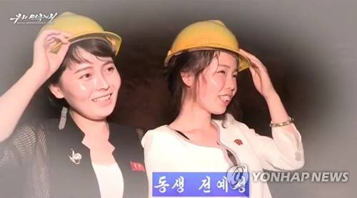 (서울=연합뉴스) 탈북했다가 재입북한 여성 임지현(북한명 전혜성) 씨가 북한의 대남선전매체 '우리민족끼리TV'에 등장해 국내 종합편성채널의 탈북민 출연프로그램을 비난했다. 우리민족끼리TV는 인터뷰 말미에 임씨가 북한의 가족들과 함께 행복한 시간을 보내는 장면도 내보내 선전에 활용했다. 2017.8.28       [국내에서만 사용가능. 재배포 금지. For Use Only in the Republic of Korea. No Redistribution]      nkphoto@yna.co.kr