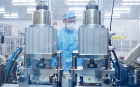 배터리 시장은 중국 내수형 기업들과 일본 등 세계 각국에서 경쟁하며 춘추전국시대 양상을 보이고 있다. SK이노베이션 배터리 생산 공장 내부 모습./SK이노베이션 제공