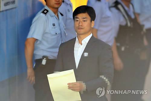 (서울=연합뉴스) 김현태 기자 = 박근혜 전 대통령의 '비선 진료'를 묵인한 혐의 등을 받는 이영선 전 청와대 경호관이 29일 오전 공판에 출석하기 위해 서울 서초구 서초동 중앙지법에 도착해 법정으로 향하고 있다. 이 전 경호관은 앞서 1심에서 징역 1년의 실형을 선고받고 법정 구속됐다. 2017.8.29      mtkht@yna.co.kr