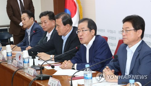 (서울=연합뉴스) 안정원 기자 = 자유한국당 홍준표 대표가 29일 서울 여의도 당사에서 열린 시도당위원장 회의에서 바른정당에서 되돌아오려는 당원은 조건 없이 복당시킬 것을 주문하고 있다.     jeong@yna.co.kr