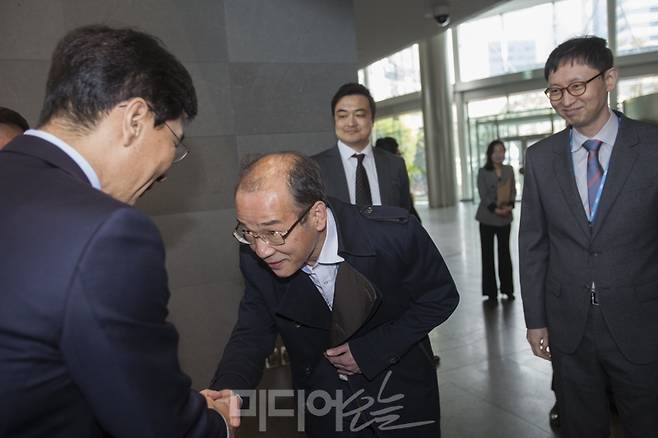 ▲ 지난 대선 시기 박상후 MBC 시사제작국 부국장이 안희정 충남도지사와 악수를 하며 머리를 숙이고 있다. 사진=이치열 기자 truth710@