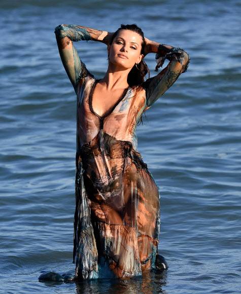 브라질 출신 모델 이사벨리 폰타나가 29일(현지시간) 이탈리아 베네치아의 리도섬에서 열린 ‘제74회 베니스 국제영화제’ 포토콜에서 섹시한 포즈를 취하고 있다.EPA 연합뉴스