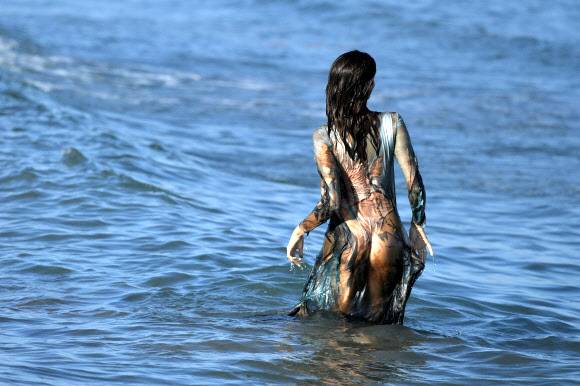 브라질 출신 모델 이사벨리 폰타나가 29일(현지시간) 이탈리아 베네치아의 리도섬에서 열린 ‘제74회 베니스 국제영화제’ 포토콜에서 섹시한 포즈를 취하고 있다.AFP 연합뉴스