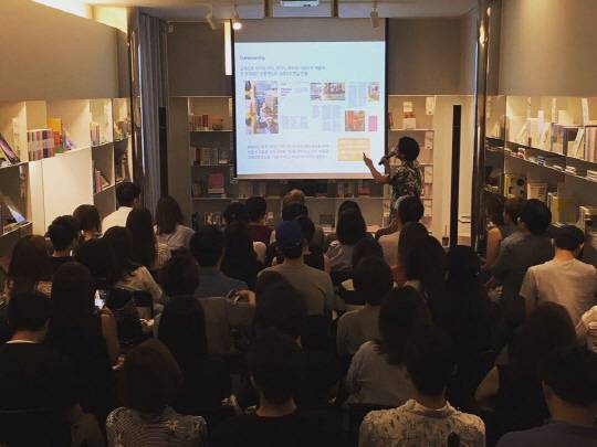 지난달 28일 북바이북 판교점에서 진행된 서재우 매거진B 기자의 작가번개. 퇴근길 직장인들이 활발히 참여해 15평 남짓의 작은 공간에는 강연을 찾는 독자들이 옹기종기 앉아서 강연을 듣는 진풍경이 벌어진다. /사진제공=북바이북