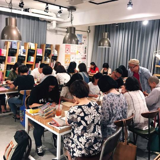 지난 달 서울 마포구 상암동 북바이북에서 김효찬 작가가 진행하는 드로잉 수업에 참여한 고객들이 집중해서 드로잉 수업을 듣고 있다. /사진제공=북바이북